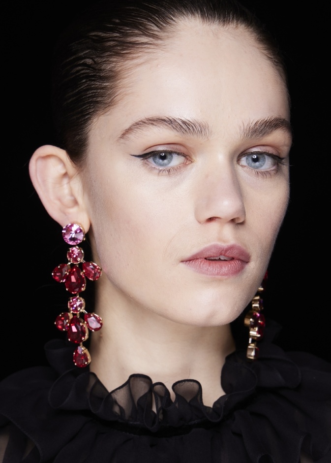 رسمات الايلاينر الرفيعة من دار Carolina Herrera