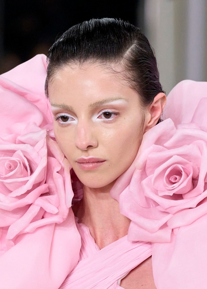 مكياج ناعم مع الظلال البيضاء على الجهة الداخلية للجفنين من دار Giambattista Valli