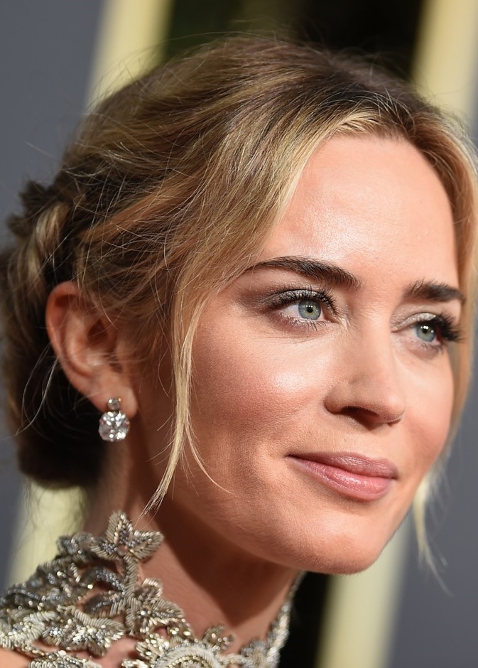 تسريحات شعر ملموم أنيقة تناسب المرأة الأربعينية من وحي Emily Blunt
