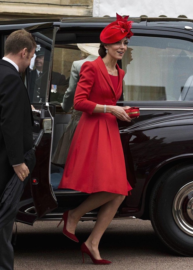 كايت ميدلتون تشع قوة وأنوثة بإطلالة لافتة مونوكروم باللّون الأحمر
