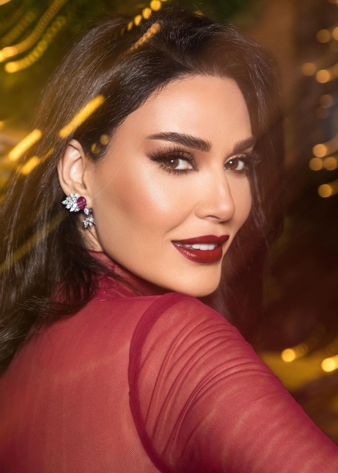 إطلالات مكياج عصرية للمرأة الأربعينية على خطى سيرين عبدالنور