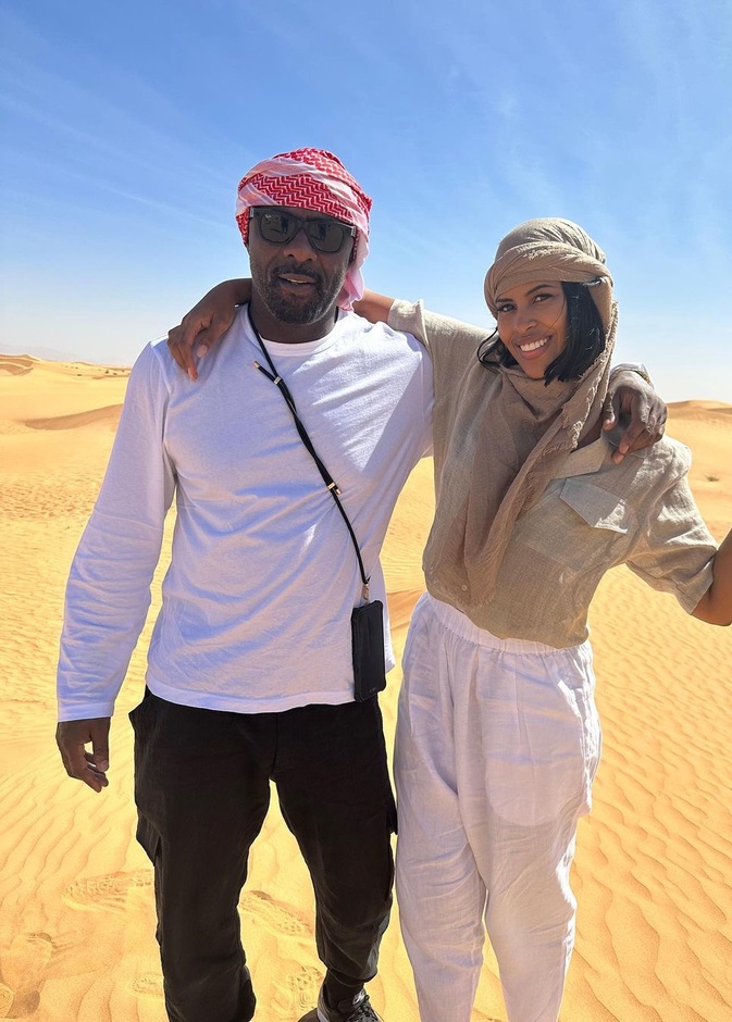 إدريس إلبا وزوجته في دبي