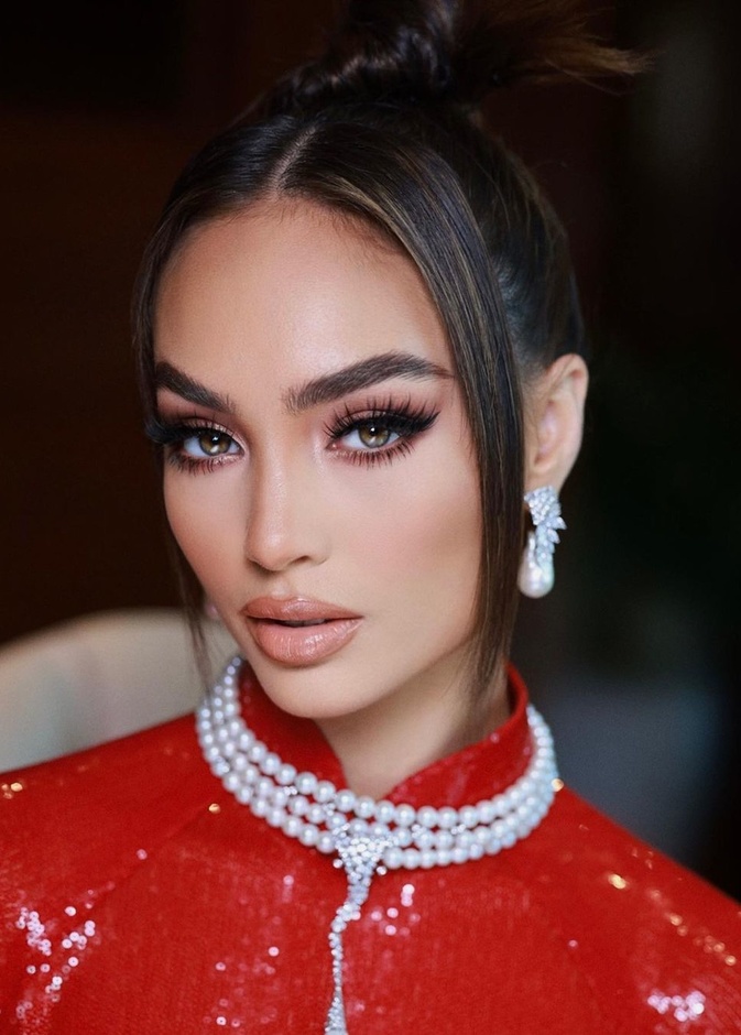 ملكة جمال الكون آر بوني غابرييل تلهمك بأجدد إطلالاتها الجمالية.. تألقي بأسلوبها بهذه الخطوات