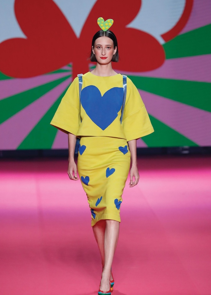 طقم أصفر مزيّن بالقلوب الزرقاء من " أغاثا رويز دي لا برادا" 