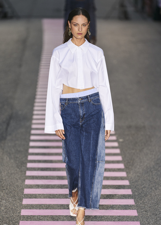 القميص الأبيض مع بناطيل الجينز تمنحك طاقة إيجابية