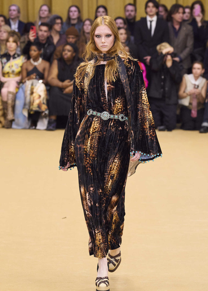 عودة الزخرفات والدانتيل في مجموعة Roberto Cavalli لخريف وشتاء 2024 في ميلانو