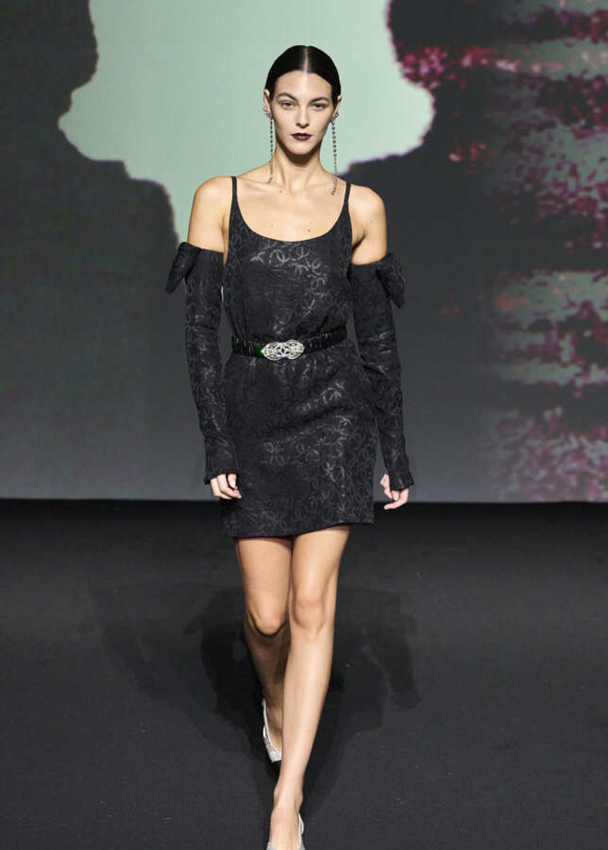 فستان أسود قصير لافت من CHANEL