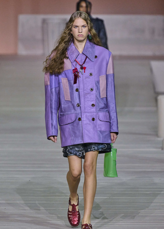 جاكيتات الجلد حاضرة في ربيع 2023