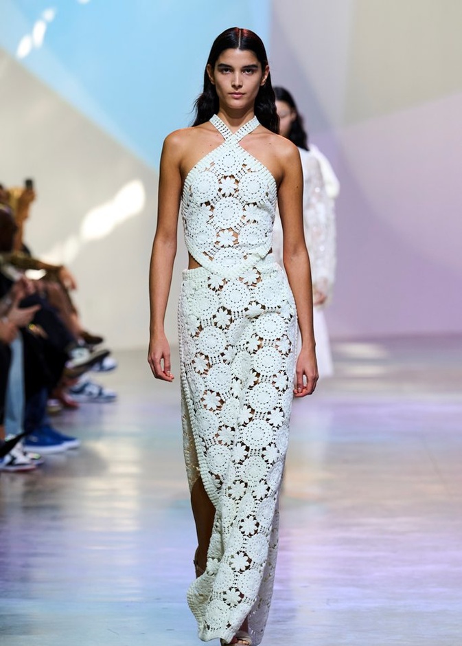 الإطلالات البيضاء من عروض ربيع وصيف 2023