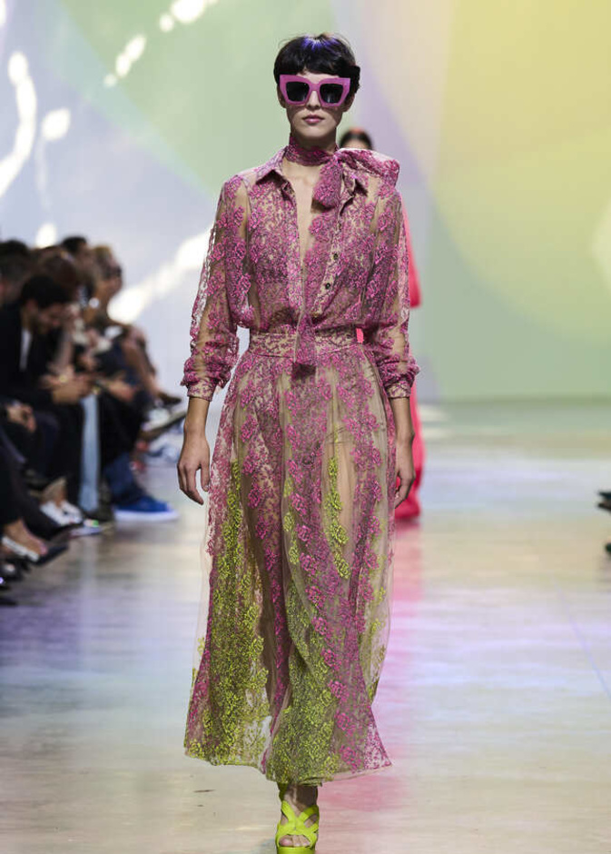 إطلالة لافتة ومميّزة من Elie Saab