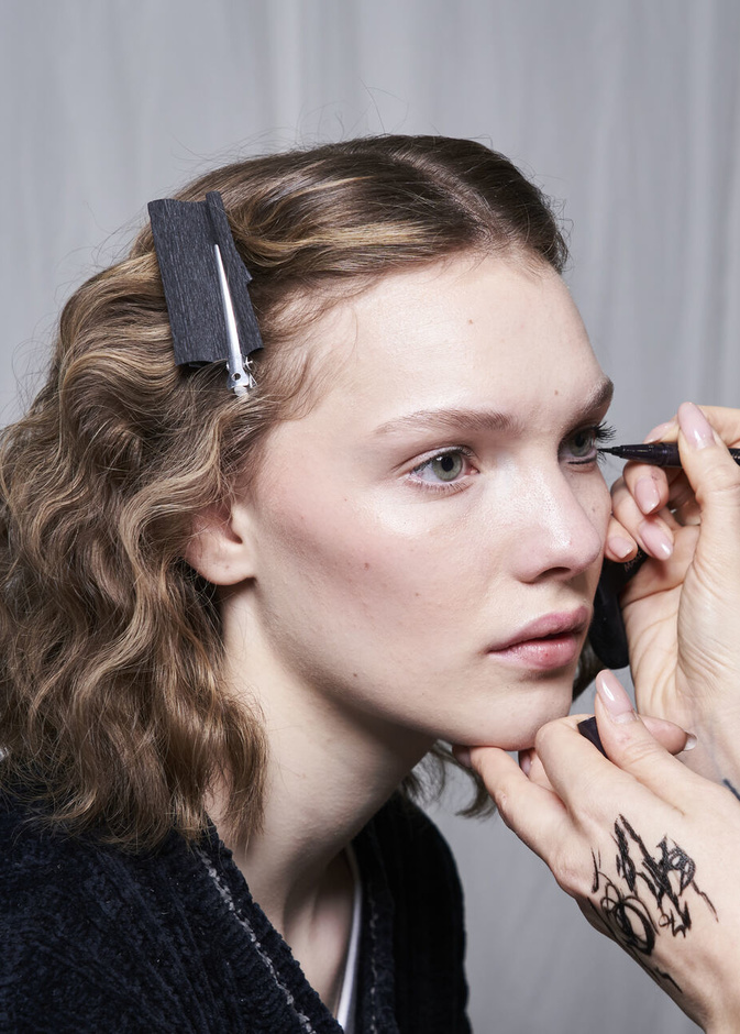 صيحات جمالية متقنة في كواليس عروض الموضة في ميلانو 