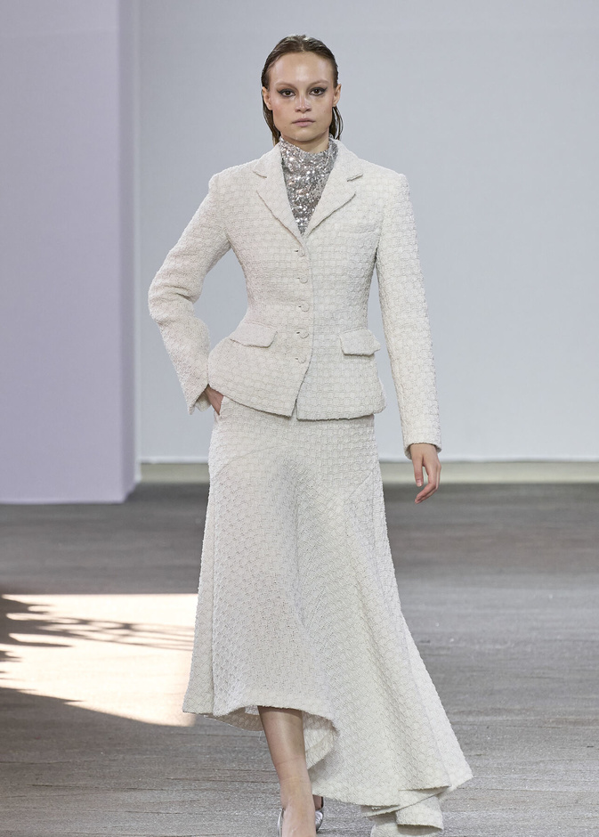 صيحة التنورة البيضاء تعود في الربيع المقبل