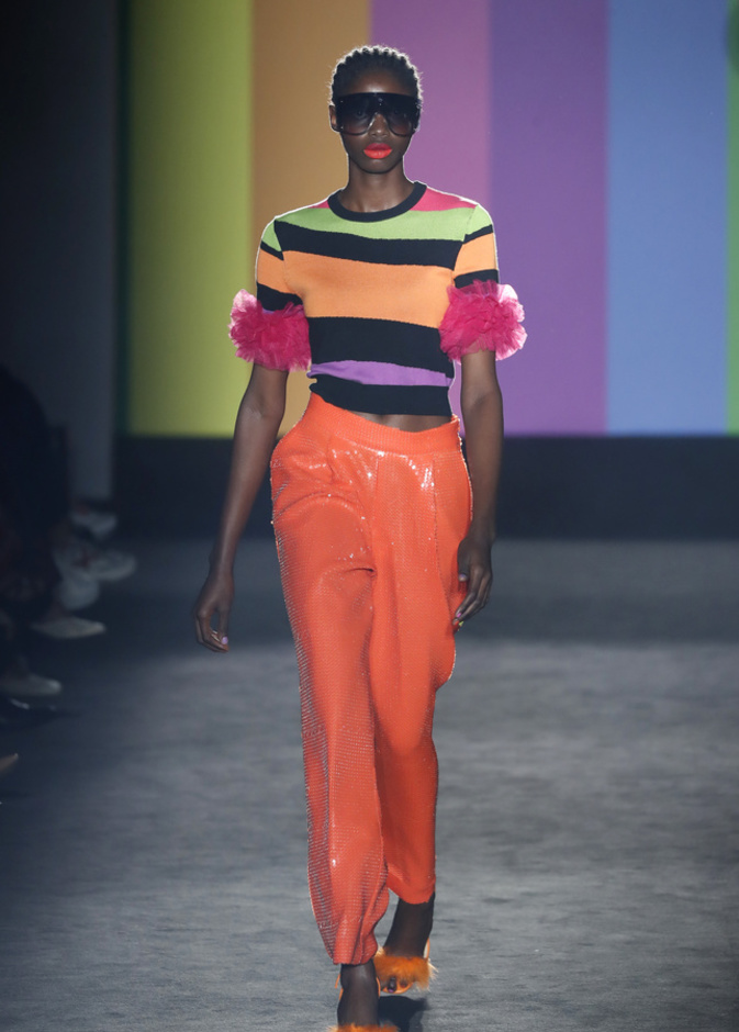 إطلالة مشرقة بألوان لافتة ونارية من Escorpion