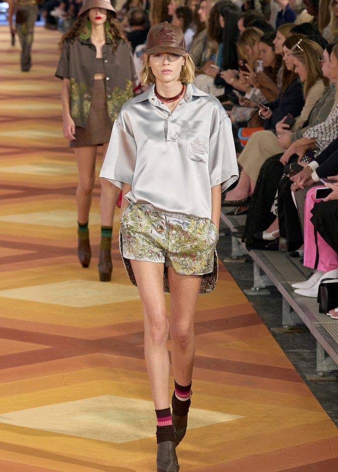 قبعات البيسبول من الملاعب الرياضية الى كُبرى منصات الأزياء العالمية 