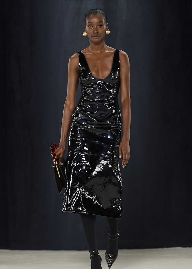 مجموعة فيراغامو لخريف 2023 اطلالات مونوكروم أنيقة وعصرية 