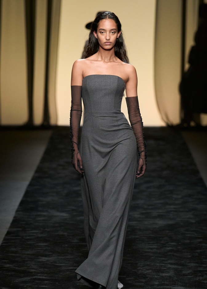 عرض Alberta Ferretti لخريف وشتاء 2023-2024
