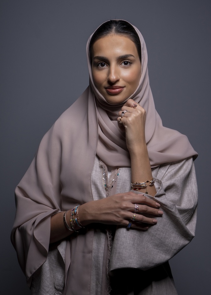 من السفر حول العالم إلى تصميم المجوهرات الناعمة.. مراحل تطور شغف المصممة الإماراتية نورة شوقي
