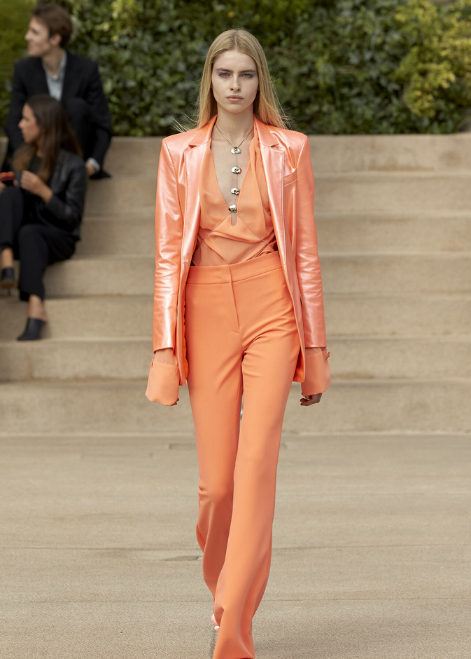 اللون البرتقالي يسيطر على تفاصيل الموضة هذا الموسم