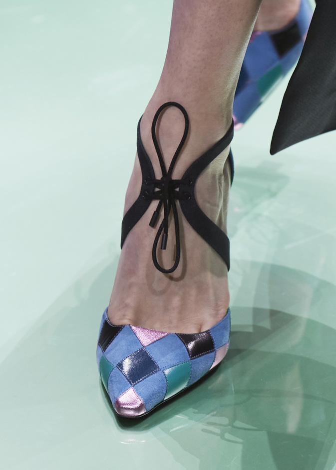 صيحات جديدة لموضة الأحذية البارزة مع الرباط