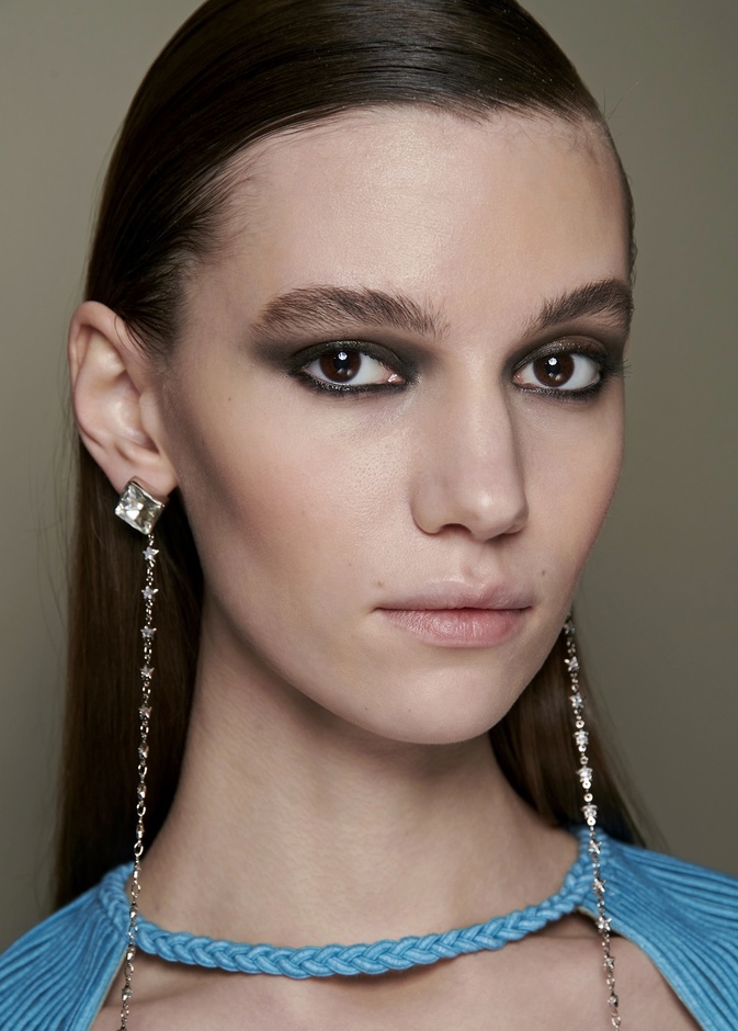 الظلال السموكي الداكنة موضة ثابتة مع السنوات..إليك أهم الأسرار لتطبيقها لمختلف أشكال العين