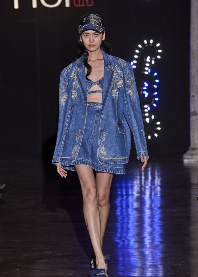 إطلالة لافتة وعصرية من Hui