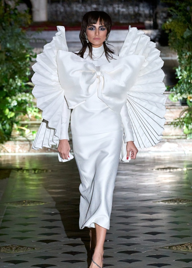 فساتين محتشمة سطعت على خشبات عروض أزياء أسبوع باريس للموضة لموسم ربيع وصيف 2023