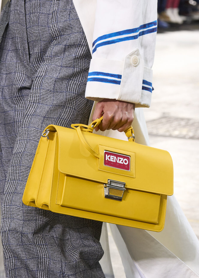 الحقائب الصفراء تعود الى واجهة الموضة