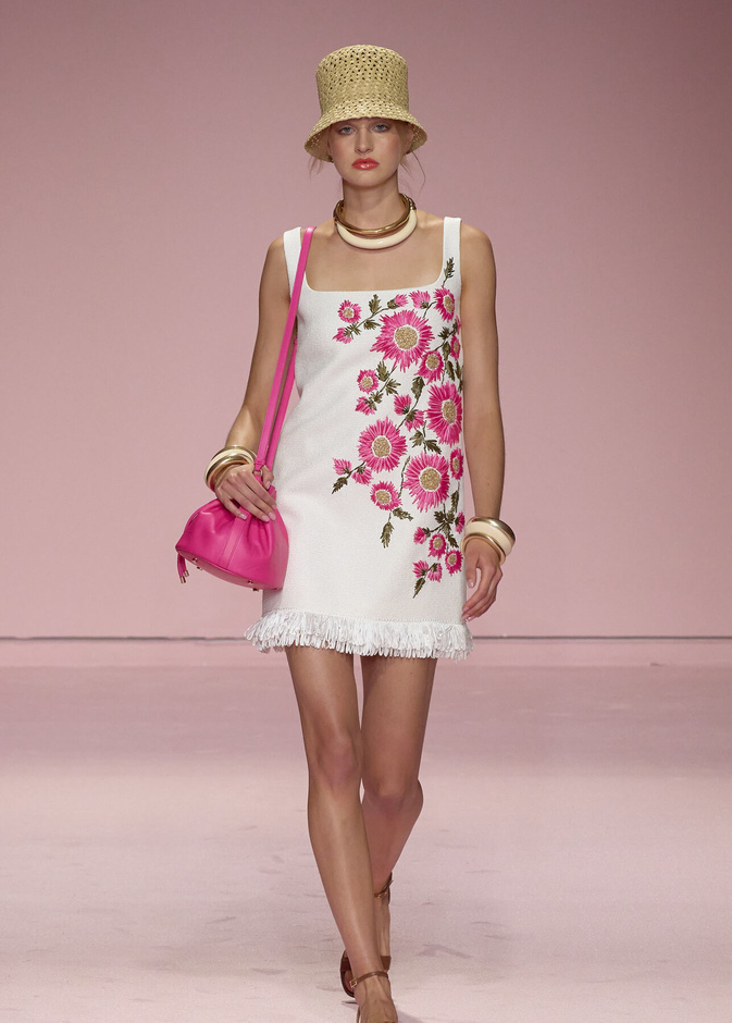 فساتين مطبعة بالورود لإطلالة مشرقة في ربيع 2023