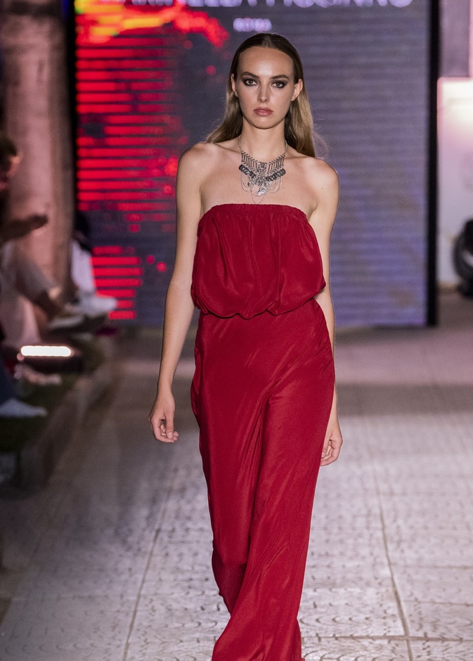 بناطيل باللون الأحمر سترافق أناقتك في عيد الحب 2023