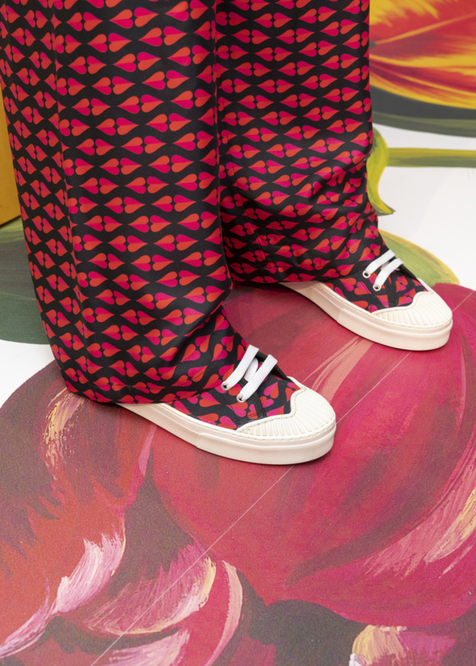 تصميم حذاء عملي ومريح باللّون الأحمر من Max Mara With Lily Aledrige