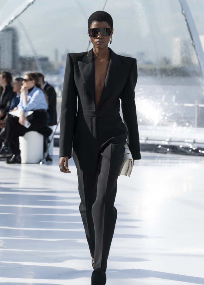إطلالة لافتة ومميّزة من Alexander McQueen
