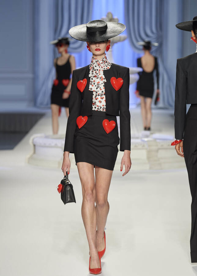 إطلالة لافتة بأسلوب البدل الرسمية بالتنورة من Moschino