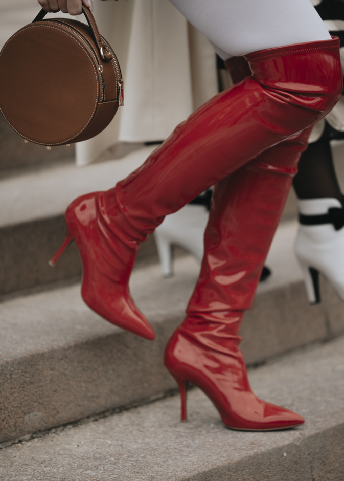 تنسيقات عصرية للحذاء الأحمر المميّز من Street style