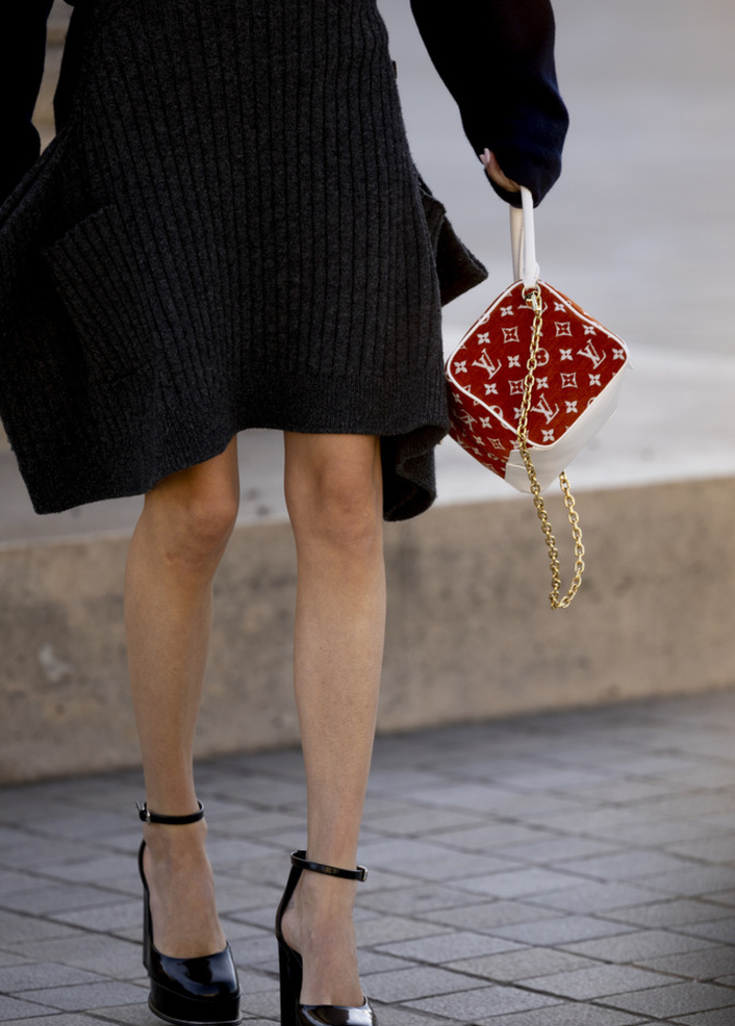 حقائب باللّون الأحمر... لإطلالة مليئة في الغلامور والحب