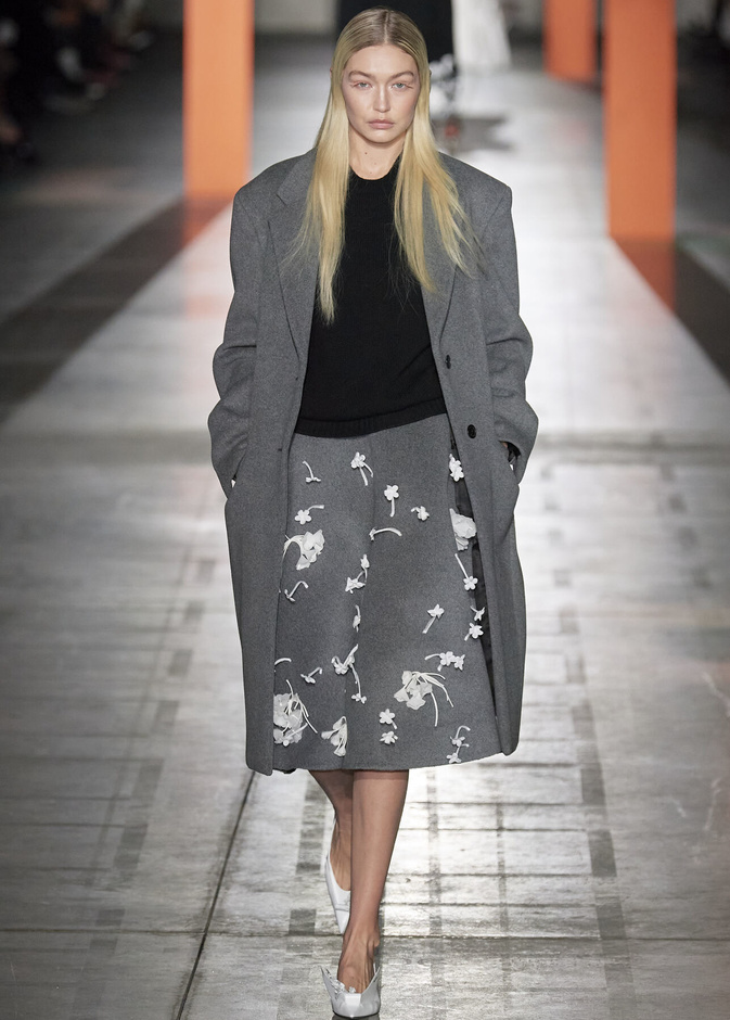 مجموعة Prada لخريف وشتاء 2024 في ميلانو قطع شبابية ومطبعة بالورود