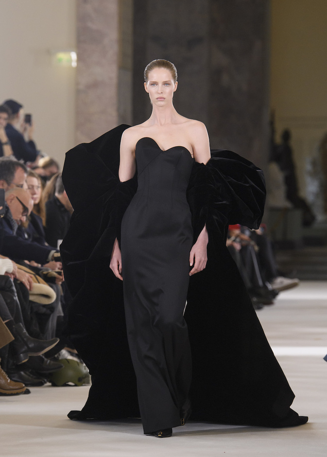  تنسيق الكاب فوق فساتين السهرة لاطلالة تنبض بالفخامة 