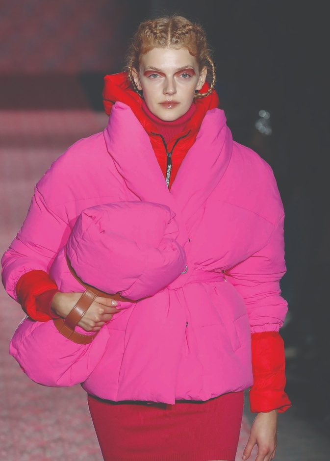 أحمر ووردي: ثنائي متضارب يسكن قلوبنا