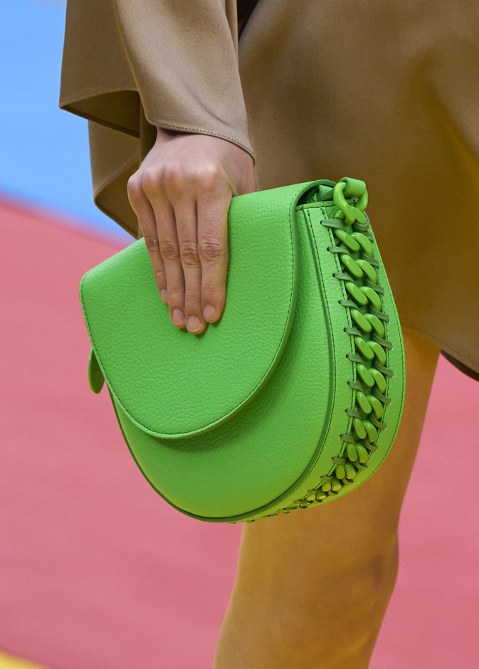 موضة الحقائب الخضراء بتدرجات عصرية