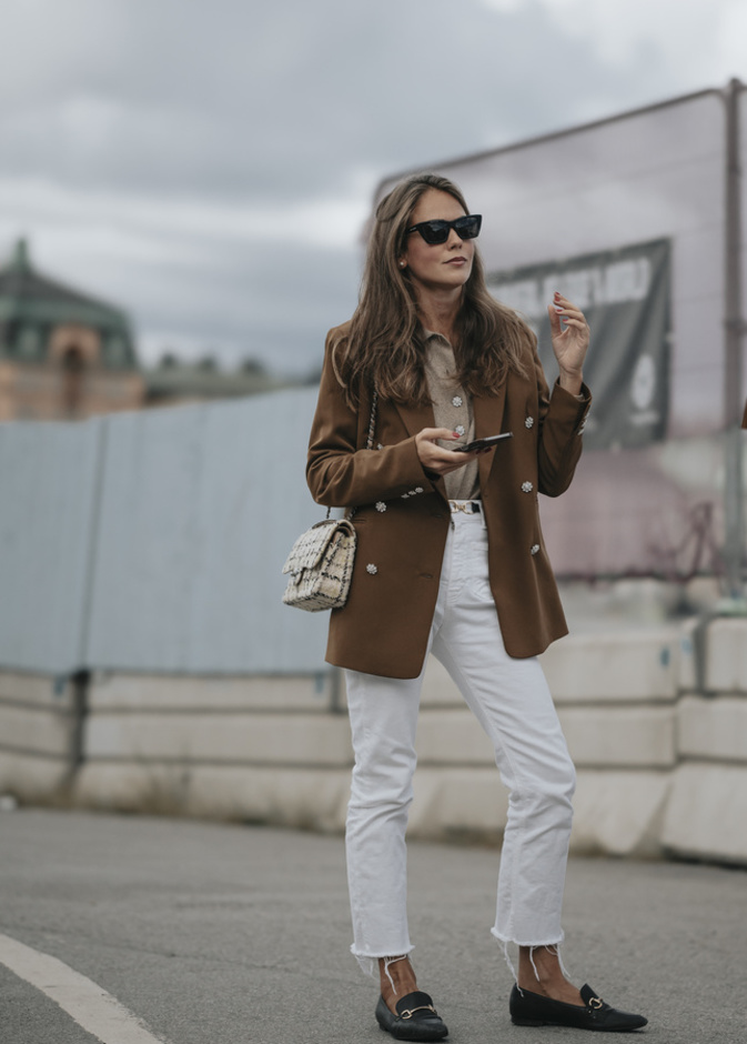 تنسيق السروال الأبيض مع ألوان ترابية للوك ربيعي لافت من Street style