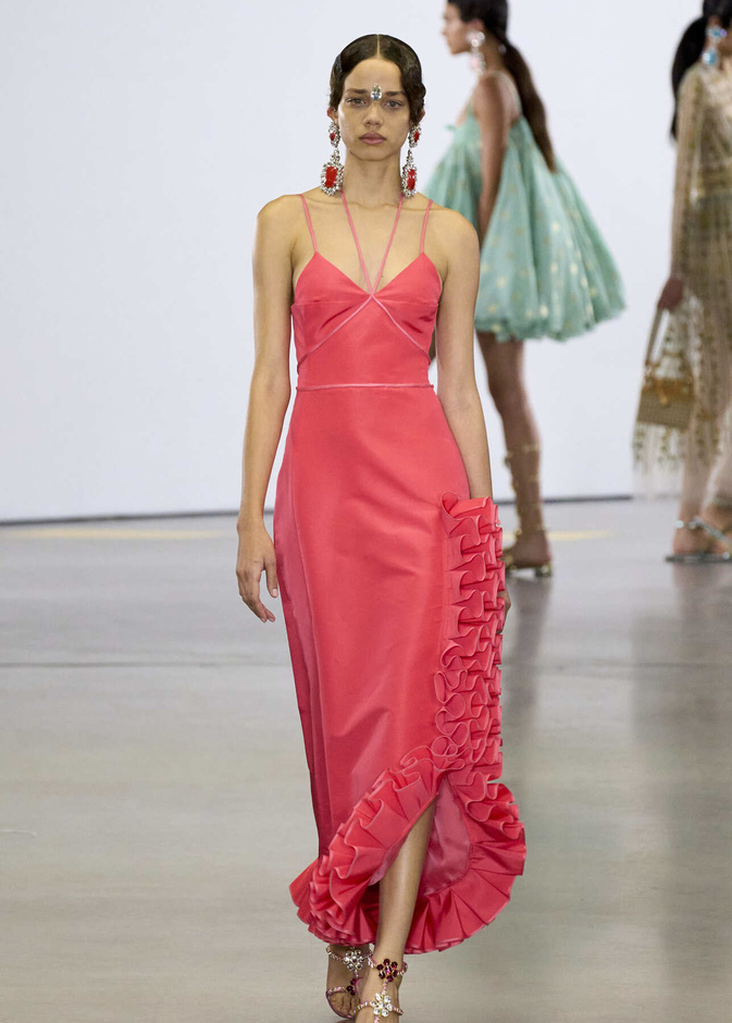 فساتين ضيقة مع الشق الجانبي في عيد الحب 2023