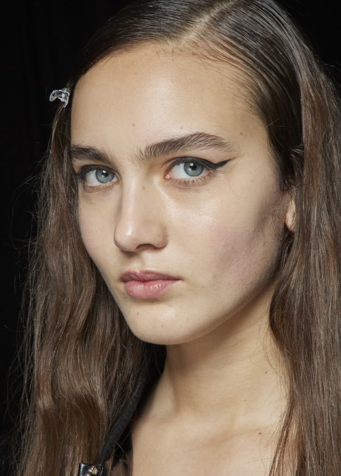 اتجاهات رسمات الآيلاينر في شتاء 2024 من أسبوع ميلانو تُبرز جمال عينيك بخطوات سهلة