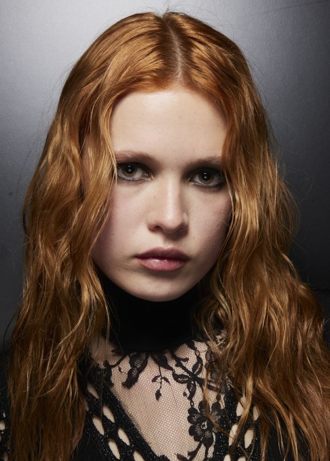 صيحات لون الشعر الرائجة لشتاء 2024 من ميلانو