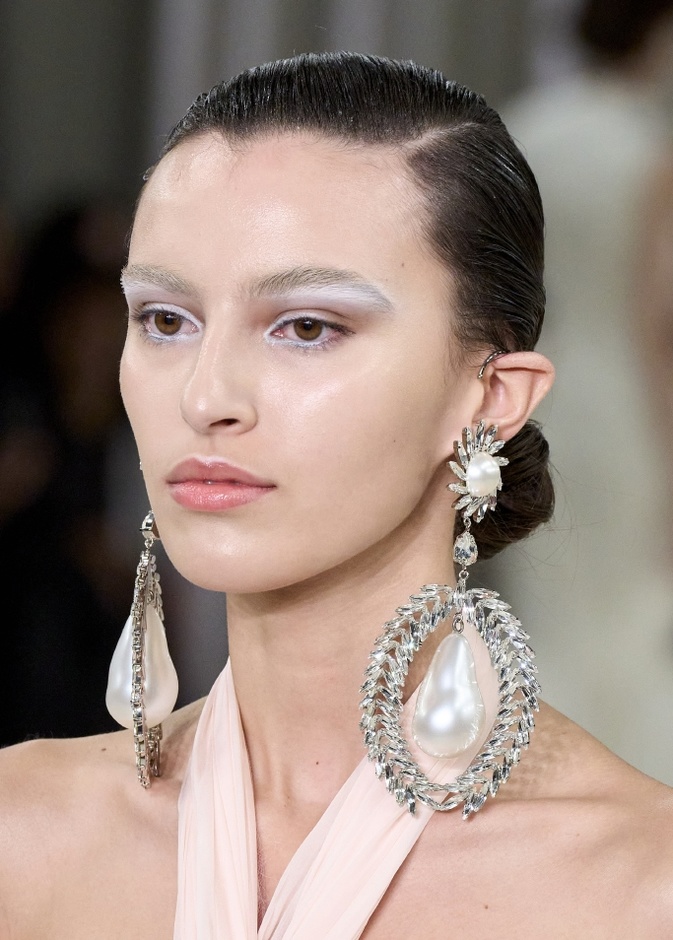 كيفية إعادة تكوين بشرة ندية في شهر فبراير