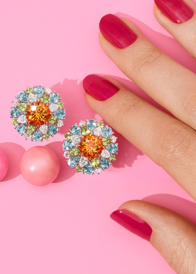 أقراط مرصعة بالأكوامارين والزبرجد والألماس من مجموعة Haary Winston Candy لهاري وينستون