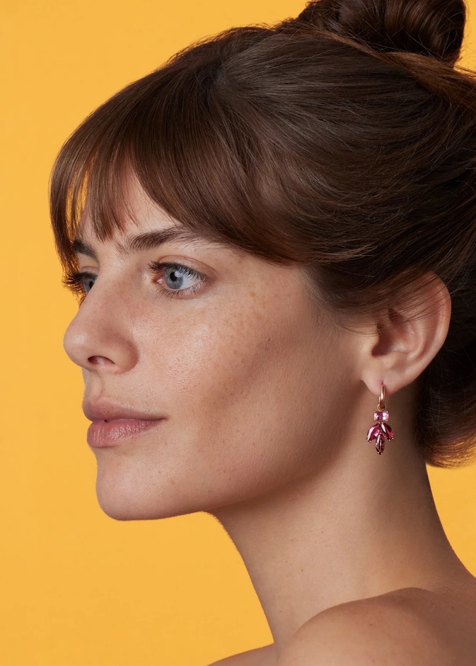 أقراط مرصعة بالإسبنيل الوردي من إيرين نيويرث Irene Neuwirth