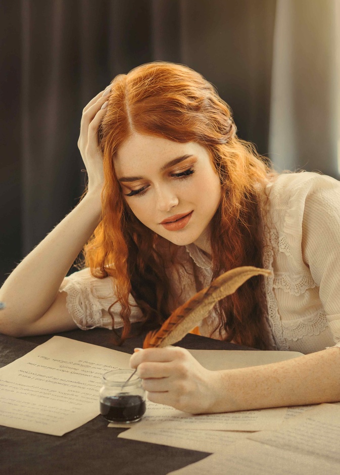 إذا كنتِ من محبي الكتابة وكانت لديكِ ملكة التأليف يمكنك امتهان مهنة التأليف