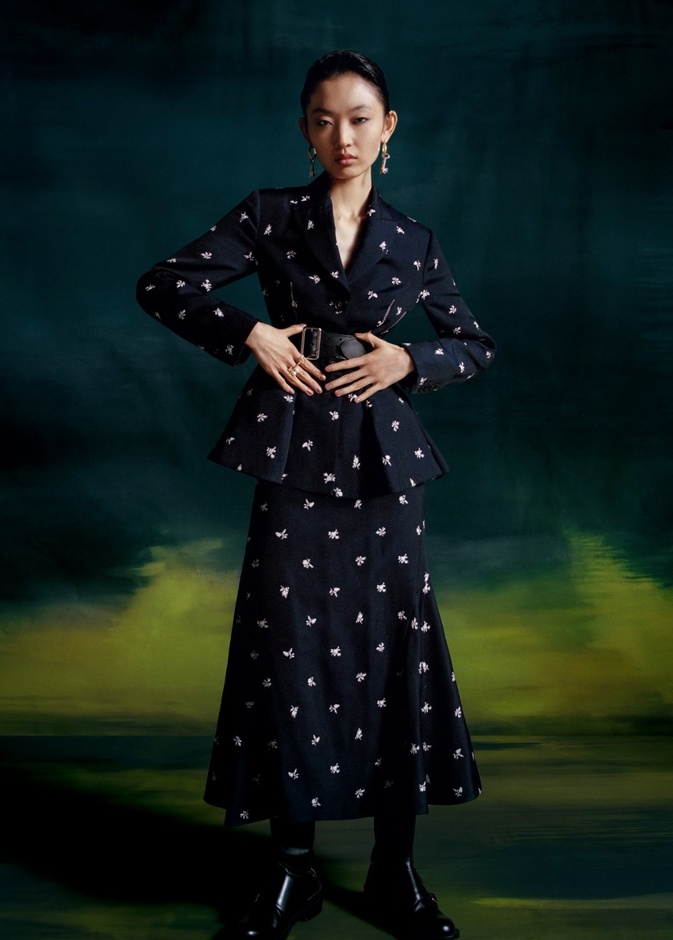 البدلة مع التنورة من مجموعة pre-fall 2023