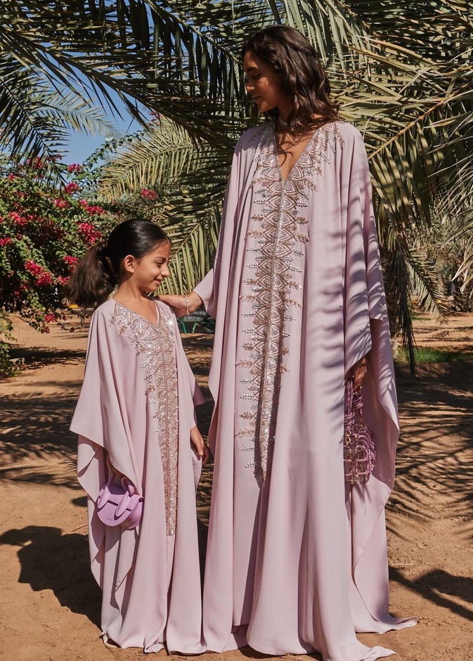 تصاميم للأم وابنتها بمناسبة عيد الام