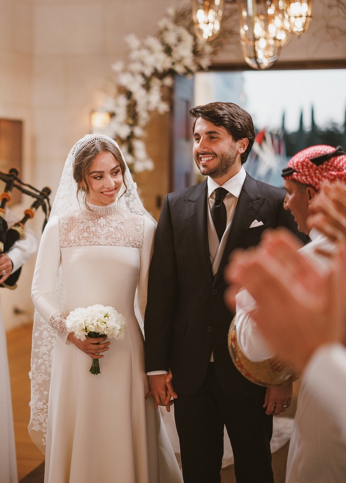 فاصيل ميّزت إطلالة الأميرة إيمان عن والدتها في يومي زفافهما 