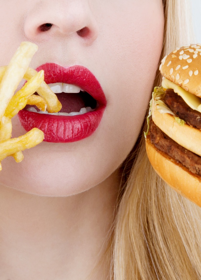 الوجبات السريعة واللحوم المصنعة مثل البرجر واللحم المقدد من الأطعمة غير الصحية